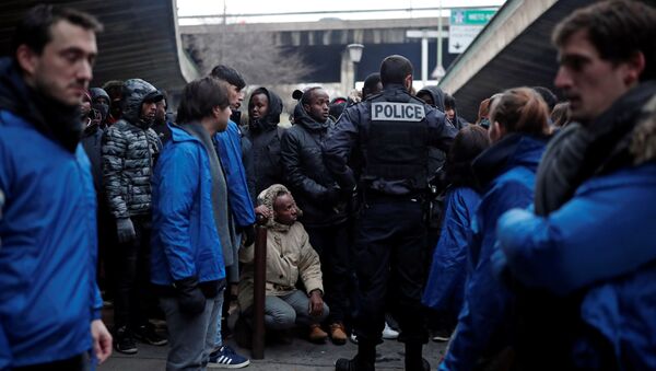 Эвакуация стихийного лагеря мигрантов в Париже - 俄羅斯衛星通訊社