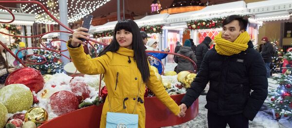 Туристы на новогодней ярмарке в центре Москвы. Туристы на новогодней ярмарке в центре Москвы. - 俄罗斯卫星通讯社