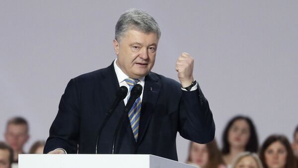Президент Украины Петр Порошенко приветствует своих сторонников в Киеве, Украина - 俄羅斯衛星通訊社