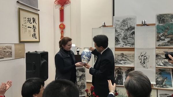 由俄罗斯女画家安娜∙多琴科把自己绘制的瓷器赠给出席展览会的中国驻俄罗斯大使 - 俄罗斯卫星通讯社