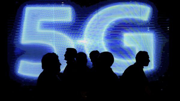 Посетители напротив эмблемы 5G на выставке мобильной индустрии Mobile World Congress. - 俄罗斯卫星通讯社