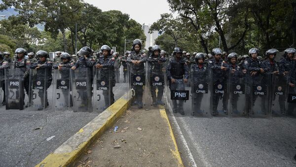 Члены Боливарианской национальной полиции в Каракасе во время акции протеста - 俄罗斯卫星通讯社