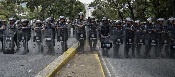 Члены Боливарианской национальной полиции в Каракасе во время акции протеста Члены Боливарианской национальной полиции в Каракасе во время акции протеста - 俄罗斯卫星通讯社