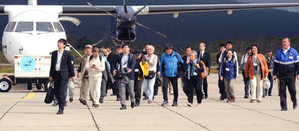 Японские туристы в аэропорту Менделеево на острове Кунашир. - 俄罗斯卫星通讯社