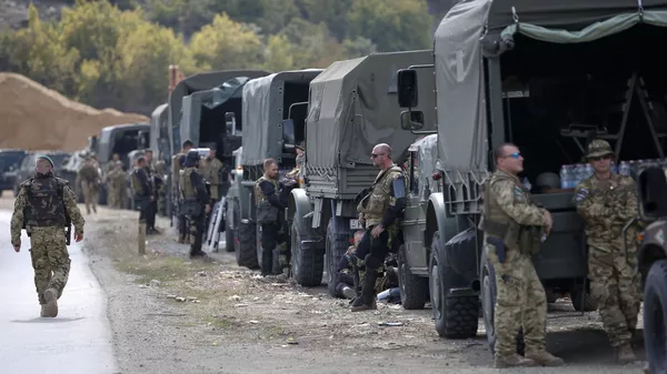 Военные KFOR - международных силы под руководством НАТО рядом с косовской деревней Кострц - 俄羅斯衛星通訊社