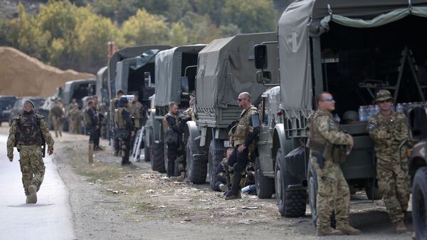 Военные KFOR - международных силы под руководством НАТО рядом с косовской деревней Кострц - 俄羅斯衛星通訊社