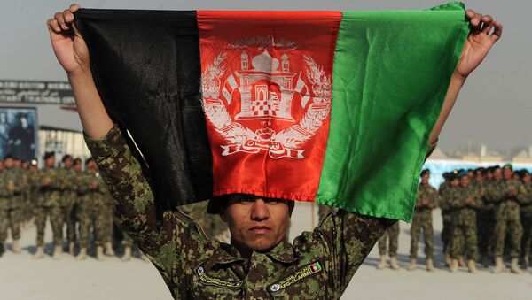 Кадет Национальной Армии Афганистана держит в руках афганский флаг - 俄羅斯衛星通訊社