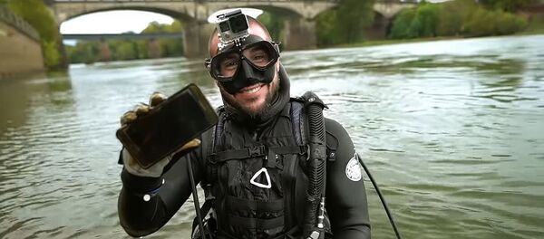 Дайвер Джейк со смартфоном, найденным на дне реки - 俄罗斯卫星通讯社