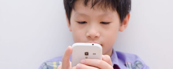 华媒：安徽合肥9岁男童因暑期狂玩手机，眼睛变成斗鸡眼 - 俄罗斯卫星通讯社