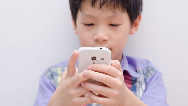 華媒：安徽合肥9歲男童因暑期狂玩手機，眼睛變成鬥雞眼 - 俄羅斯衛星通訊社