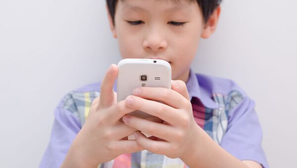 华媒：安徽合肥9岁男童因暑期狂玩手机，眼睛变成斗鸡眼 - 俄罗斯卫星通讯社