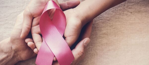 Руки держат розовую ленточку - символ борбы с раком груди - 俄罗斯卫星通讯社