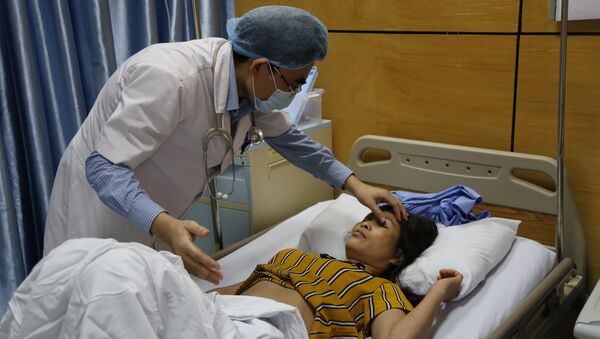 Доктор осматривает пациентку, больную лихорадкой денге, в Национальной больнице тропических болезней в Ханое, Вьетнам - 俄罗斯卫星通讯社