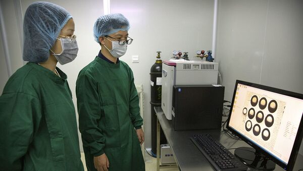 Сотрудники лаборатории ученого Хэ Цзянькуя проводят исследования, связанные с редактированием ДНК эмбрионов - 俄罗斯卫星通讯社