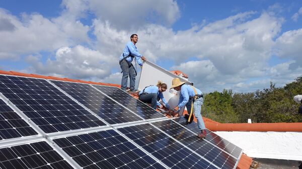 Рабочие устанавливают солнечные батареи - 俄羅斯衛星通訊社