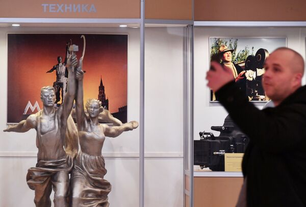 一名男子在莫斯科电影制片厂主馆内拍照留影 - 俄罗斯卫星通讯社