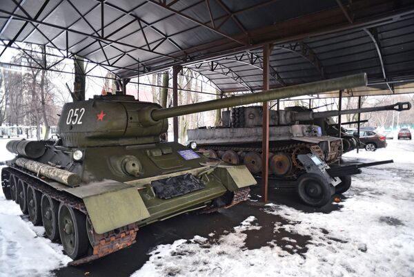 莫斯科電影製片廠廠區內的裝甲車展示 - 俄羅斯衛星通訊社