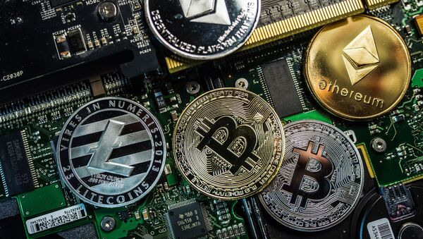 Сувенирные монеты с логотипами криптовалют Bitcoin, Litecoin и Ethereum - 俄羅斯衛星通訊社