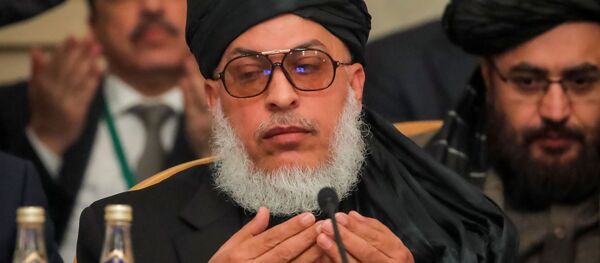 Политический руководитель талибов Шер Мохаммад Аббас Станикзай молится на двухдневной встрече представителей талибов и афганской оппозиции в Президент-отеле в Москве Политический руководитель талибов Шер Мохаммад Аббас Станикзай молится на двухдневной встрече представителей талибов и афганской оппозиции в Президент-отеле в Москве - 俄罗斯卫星通讯社