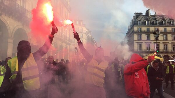 巴黎游行出现骚乱 蒙面人打砸橱窗 - 俄罗斯卫星通讯社