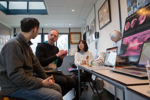 照片于2月4日借助荷兰的Dwingelo无线电观测台上传。此前，该团队已经拍到了在月亮背面后面的地球，但只拍到了月球表面的一小部分。 - 俄罗斯卫星通讯社