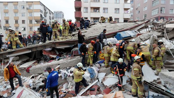 土耳其當局：數十人可能被埋在伊斯坦布爾坍塌居民樓廢墟下 - 俄羅斯衛星通訊社
