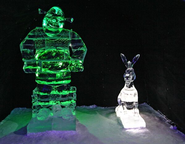 好萌啊：摩尔曼斯克州“雪村”的冰雕 - 俄罗斯卫星通讯社