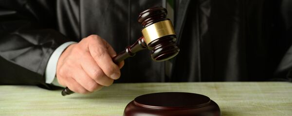 Молоток в руках судьи - 俄羅斯衛星通訊社