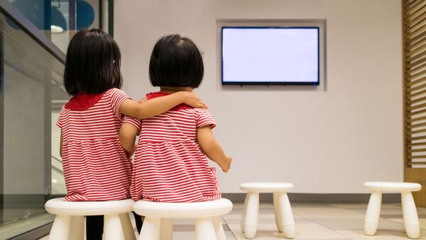 Две девочки смотрят телевизор - 俄羅斯衛星通訊社
