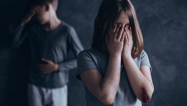 Плачущие дети, подвергавшиеся насилию - 俄罗斯卫星通讯社