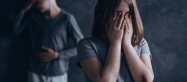 Плачущие дети, подвергавшиеся насилию - 俄羅斯衛星通訊社