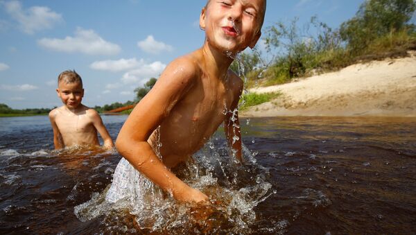 Дети купаются в реке Ствига в жаркий летний день около деревни Погост, Белоруссия - 俄羅斯衛星通訊社