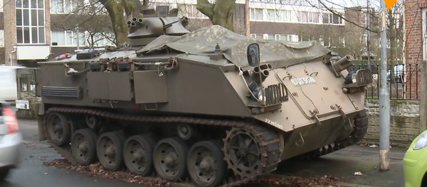 英国昔日陆军装甲运兵车停人行道惹争议 - 俄罗斯卫星通讯社