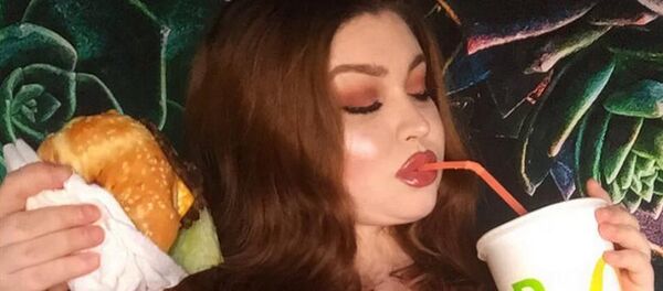 200公斤重女孩在鏡頭前吞食食物致富 - 俄羅斯衛星通訊社