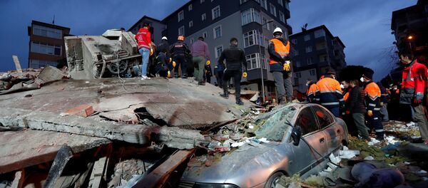土耳其救援人員從伊斯坦布爾坍塌房屋廢墟中救出一名16歲少年 土耳其救援人員從伊斯坦布爾坍塌房屋廢墟中救出一名16歲少年 - 俄羅斯衛星通訊社
