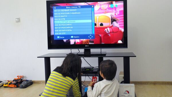 Дети смотрят телевизор - 俄羅斯衛星通訊社