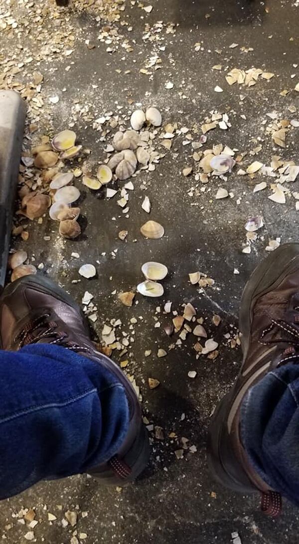 顾客们吃完海鲜,便将海鲜的壳直接扔到地上。 顾客们吃完海鲜,便将海鲜的壳直接扔到地上。 - 俄罗斯卫星通讯社