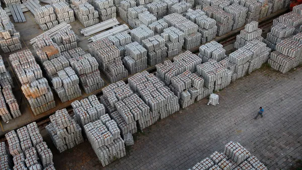 A worker walks through an aluminium ingots depot in Wuxi - 俄羅斯衛星通訊社
