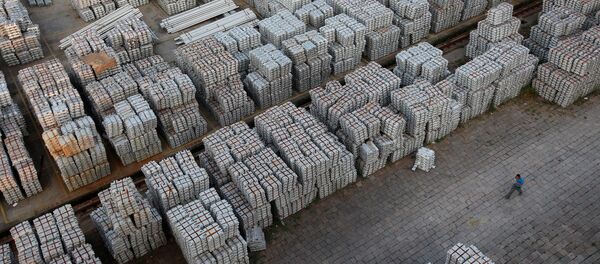A worker walks through an aluminium ingots depot in Wuxi - 俄罗斯卫星通讯社