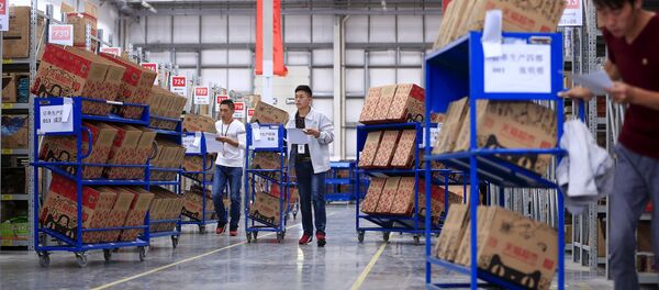 Рабочие в логистическом центре в Сучжоу. - 俄羅斯衛星通訊社