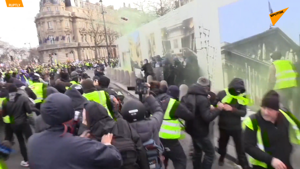 巴黎“黄马甲“示威活动导致60人受伤 - 俄罗斯卫星通讯社