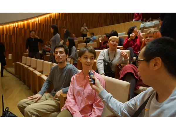 莫斯科市民阿廖娜和阿夫杰伊看了中国乐团的演出感到很兴奋 莫斯科市民阿廖娜和阿夫杰伊看了中国乐团的演出感到很兴奋 - 俄罗斯卫星通讯社