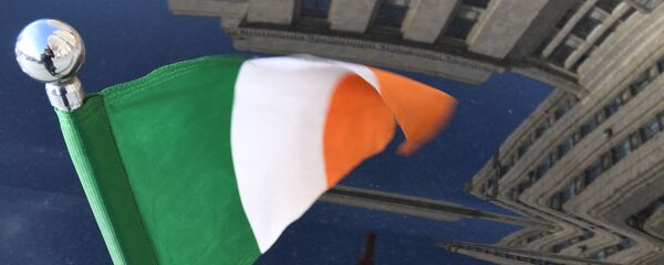 Государственный флаг Ирландии на автомобиле посольства у здания министерства иностранных дел РФ Государственный флаг Ирландии на автомобиле посольства у здания министерства иностранных дел РФ - 俄羅斯衛星通訊社