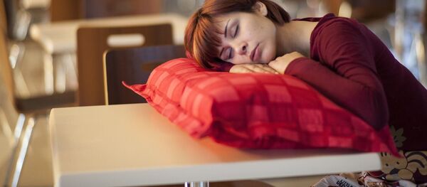 Спящая за столом девушка - 俄羅斯衛星通訊社