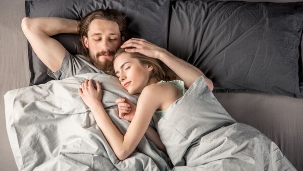 Молодая пара в постели - 俄罗斯卫星通讯社