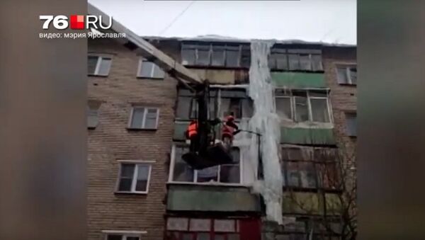 雅罗斯拉夫市清除掉5层楼高的冰溜 - 俄罗斯卫星通讯社