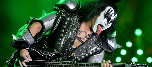 乐队主唱头发被烟火特效烧着仍淡定演出 乐队主唱头发被烟火特效烧着仍淡定演出 - 俄罗斯卫星通讯社