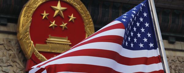 Флаг США на фоне эмблемы Китая в Пекине. Архивное фото - 俄罗斯卫星通讯社