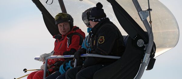 Президент РФ Владимир Путин и президент Белоруссии Александр Лукашенко с сыном Николаем во время катания на лыжах. - 俄罗斯卫星通讯社