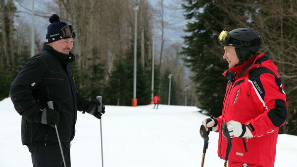 普京与卢卡申科一起在索契进行山地滑雪 - 俄罗斯卫星通讯社